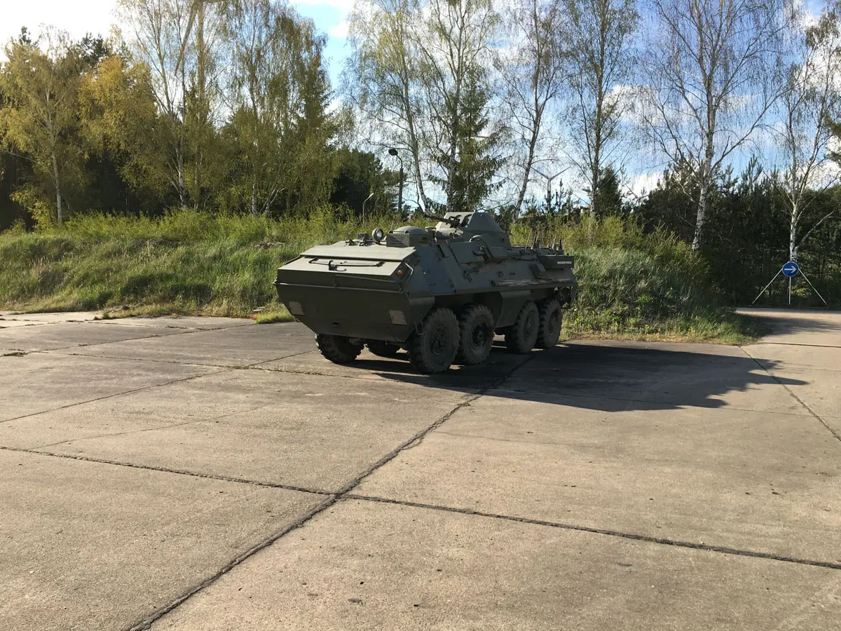 Ein BTR auf dem ehemaligen russischen Flugfeld Mahlwinkel.