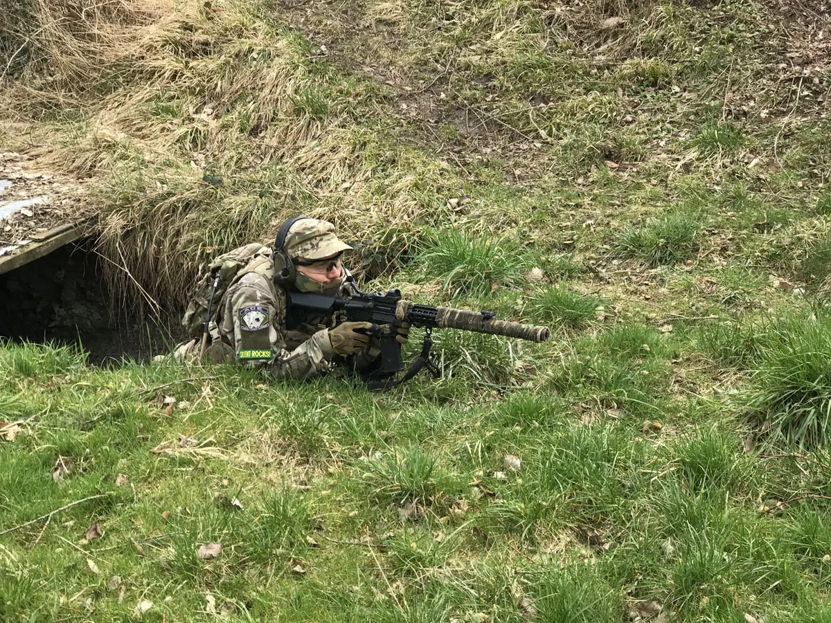 Alpha liegt in teilgedeckter Stellung auf dem französischen Spielfeld in Veckring.