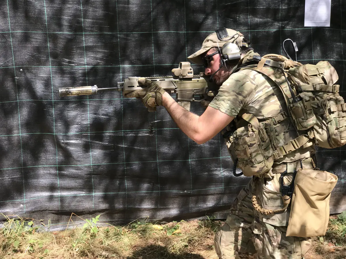 Pathogen mit seiner Magpul Masada im Anschlag auf dem Spielfeld der Saar Fighters.