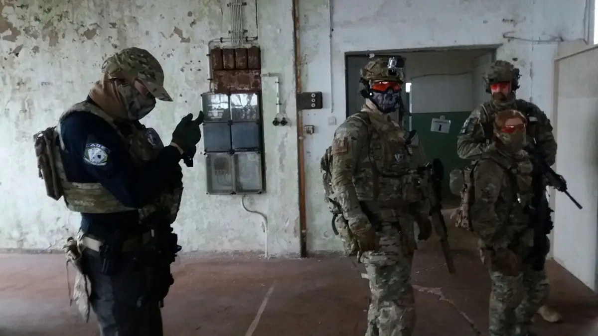 Gruppenbild von Team A.C.E. in der CQB-Halle in Pirmasens.