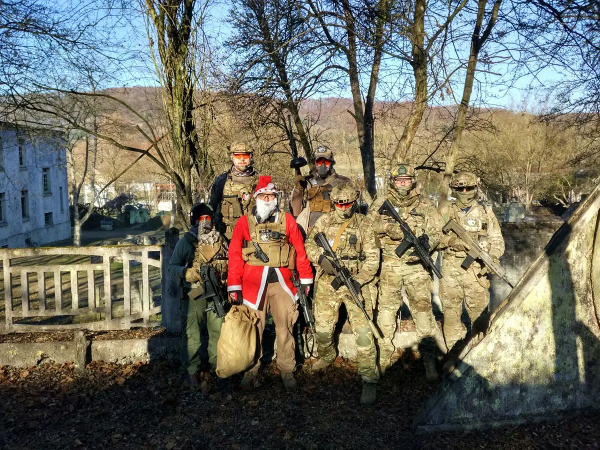 7 Mitglieder von Team A.C.E. (auch der Nikolaus) in Veckring.